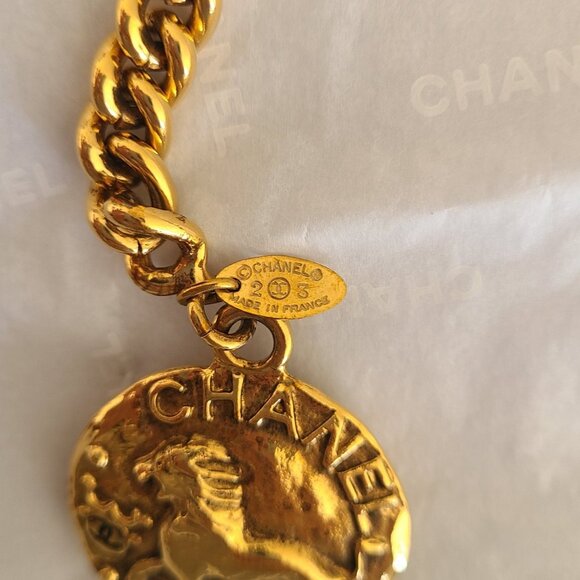 Chanel Key Ring in Gold Lion - Picture 4 of 6